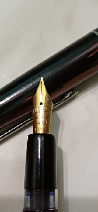 Перьевая ручка Burnham с золотым пером.