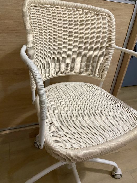 Fotel ratanowy obrotowy  kolkach bardzo masywny