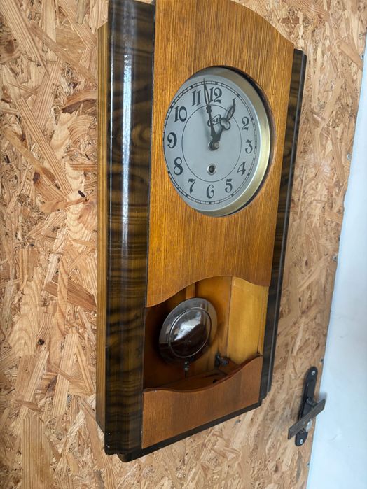 Настінний годинник. В робочому стані.