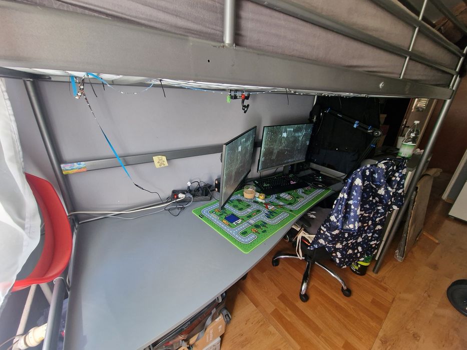 Antresola ikea svarta z blatem i materacem