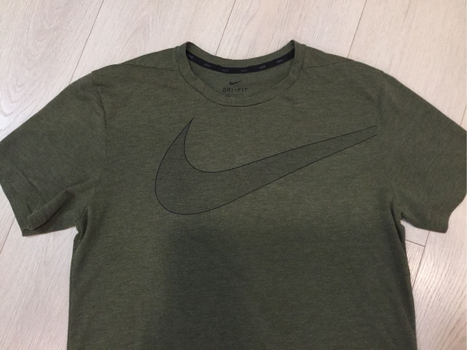 Продам перфоровану футболку Nike розмір M