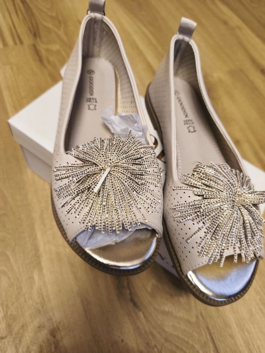 Baleriny z elegancką wstawką