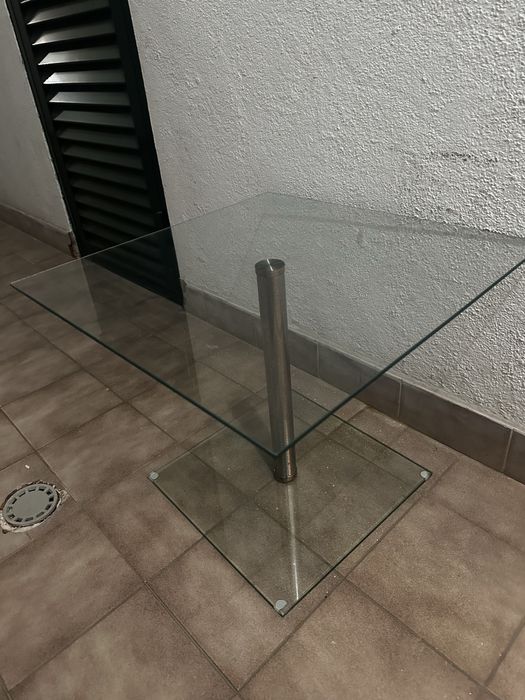 Mesa de vidro em pé