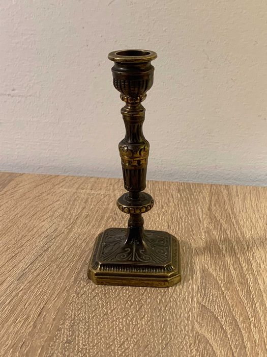 antyk świecznik z brązu zdobiony