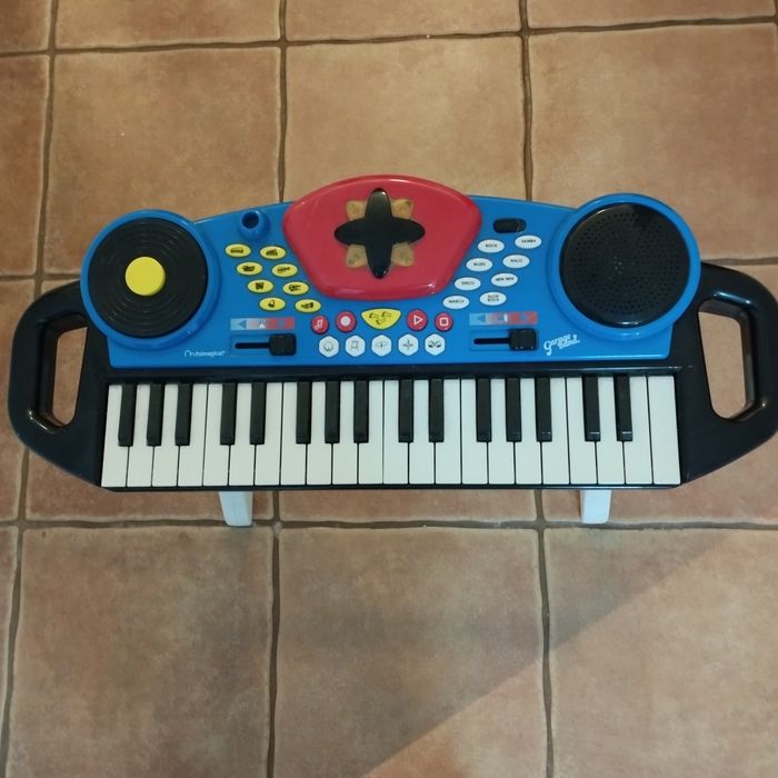 Teclado musical criança