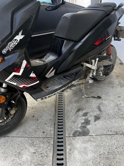 DESPACHAR: 2 scooters Benelli 49x (1 a andar + outra para peças)