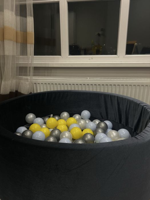 Басейн з кульками