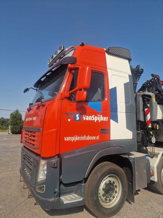 Camiao VOLVO com Grua