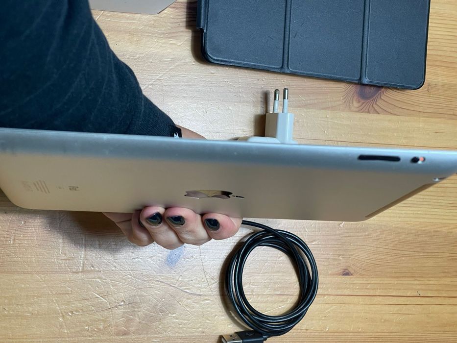 iPad Wi-Fi + Cellular 16 GB White64170826477313124