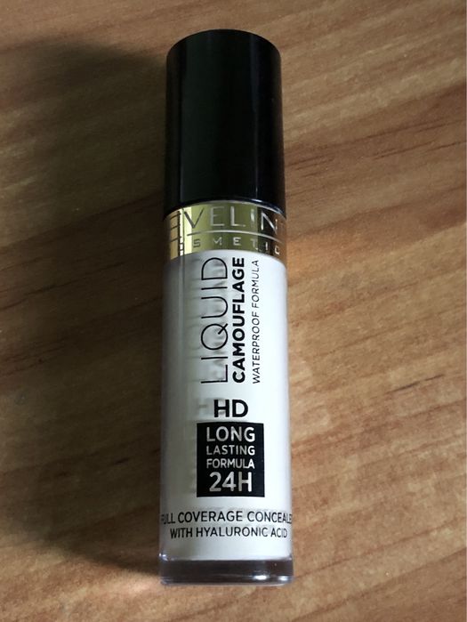 Korektor kryjący Eveline Cosmetics Liquid Camouflage Porcelaine 01