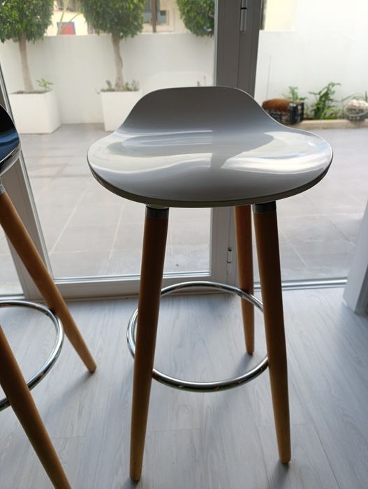 5 Cadeiras Altas Design + 2 Prateleiras | Excelente Estado.......