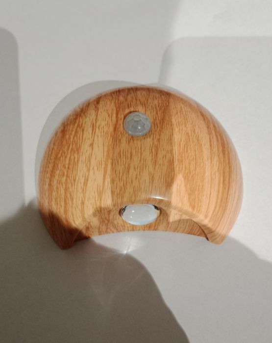 Nowoczesna lampka z czujnikiem ruchu