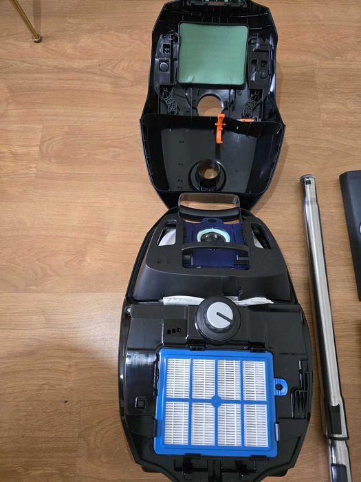 Aspirador AEG com saco – compacto e funcional