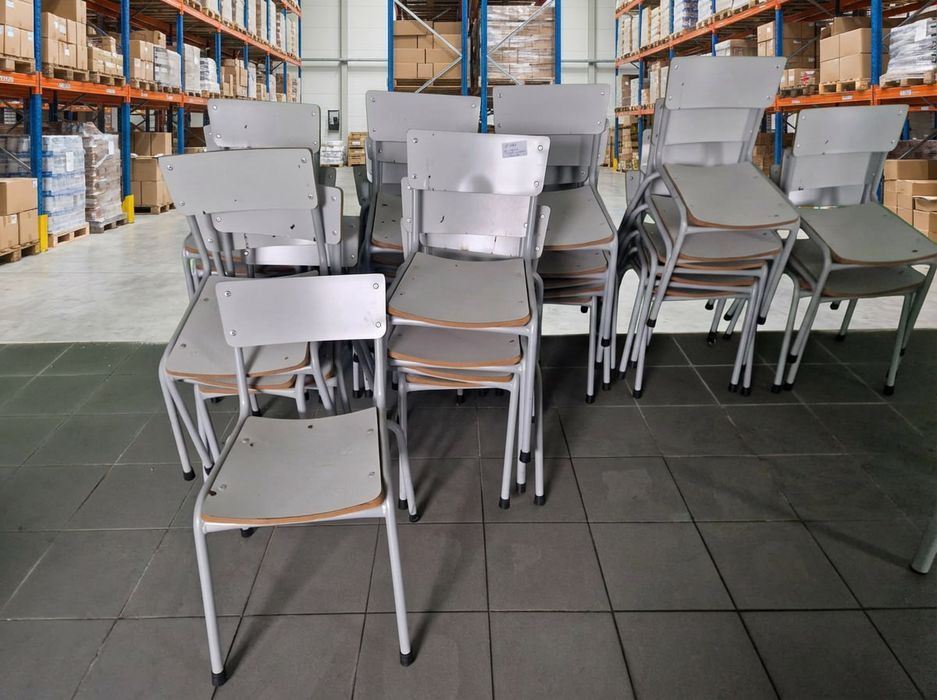 Lote 20 Cadeiras Empilháveis Metal Madeira Cantina Felgueiras