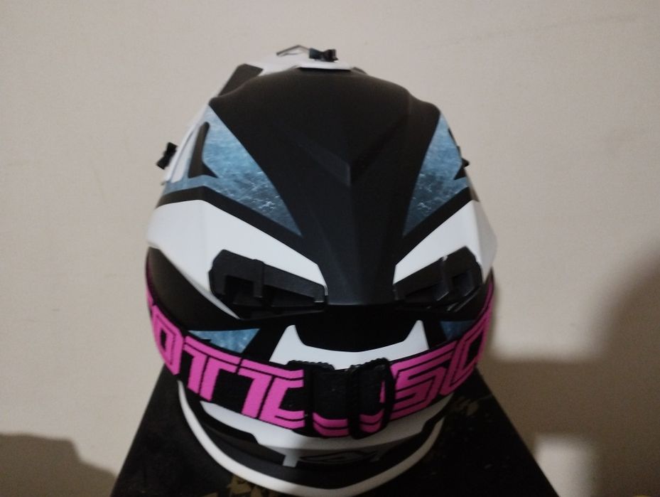 Capacete Acerbis e óculos Scott junto ou separado