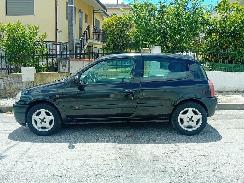 Renault Clio 1.2 Gasolina • 170 mil km • Bom Estado