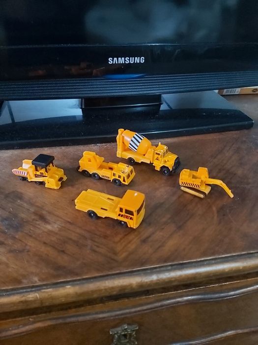Carrinhos pequeninos de brincar