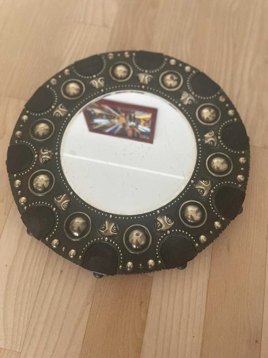 Solidne, drewniane lustro vintage z mosiężnymi zdobieniami