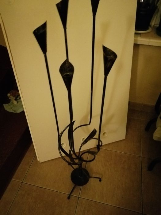 Świecznik czarny złoty metalowy design