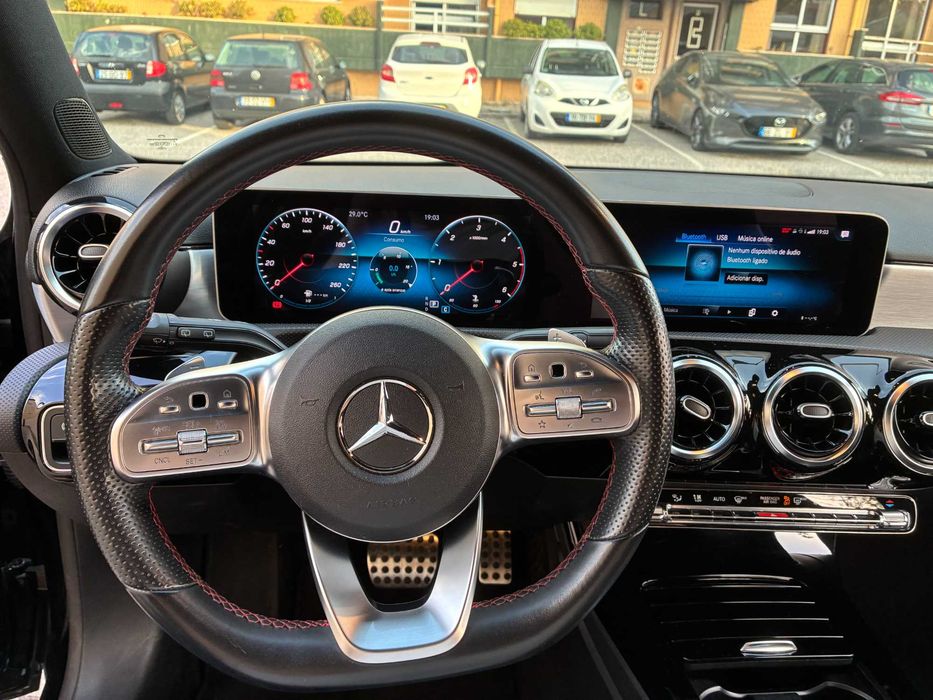 Mercedes-Benz A 180 W177 de 2019, equipado com o Pack AMG, caixa automática.