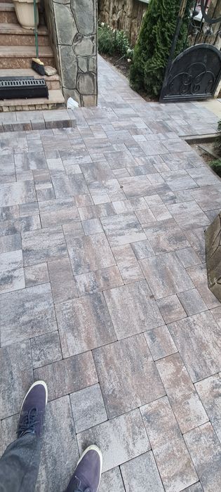 Ставимо бруківку та привозимо.Всі матеріали також.