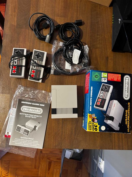 Nintendo Classic Mini com 2 comandos