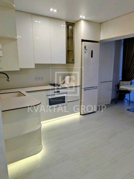 Продам СВІТЛУ євро2к квартиру з ремонтом. Гардероб. 40м2 Газ.