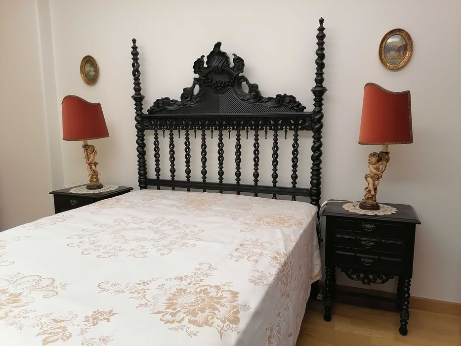 Cama em madeira, antiga, com estrado e colchão (muito pouco uso, sem nódoas ou cheiros)