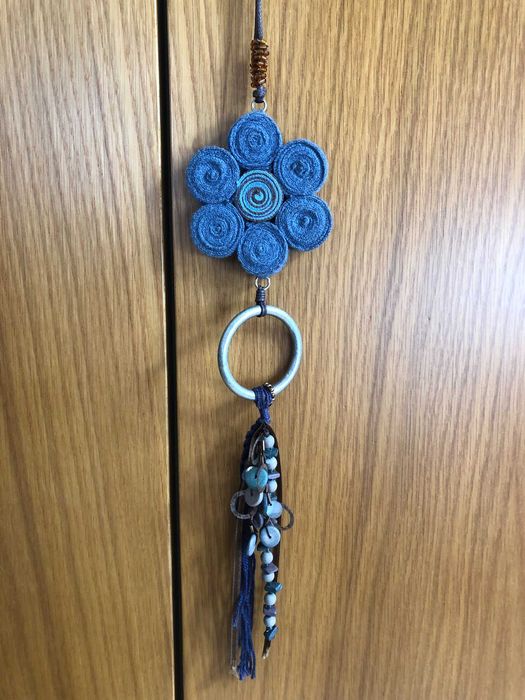 Colar em tecido e tons azuis