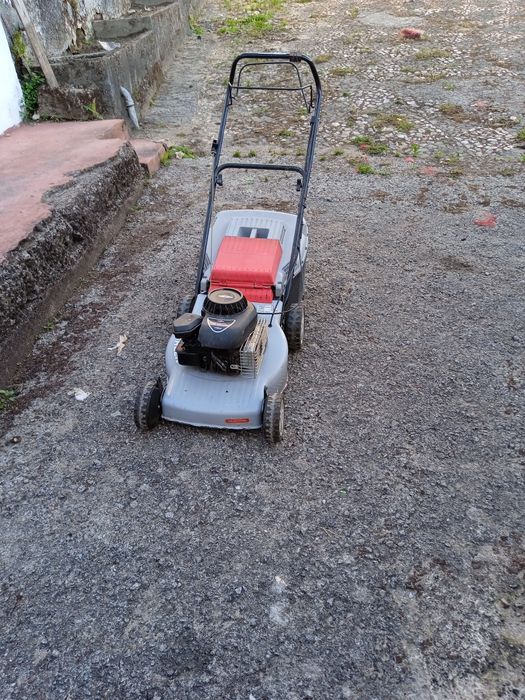 Máquina de cortar relva