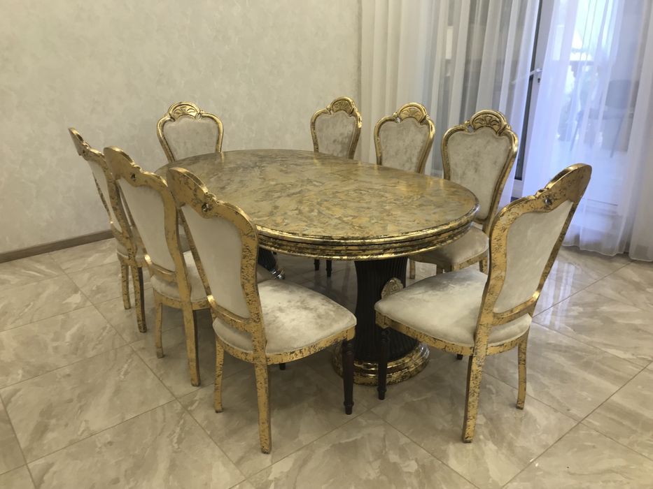 Продам стіл в столову великий і є ще комод