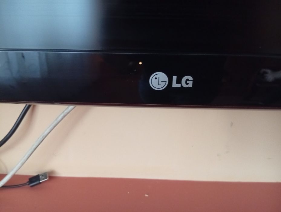 Telewizor LG z uchwytem na ściane