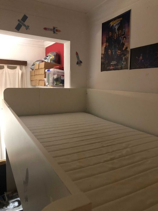 Cama alta modelo Smastad, do IKEA, com secretária e armário