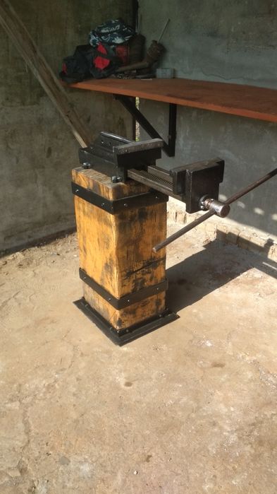 Тиски ,лещата металеві з дубовою тумбою