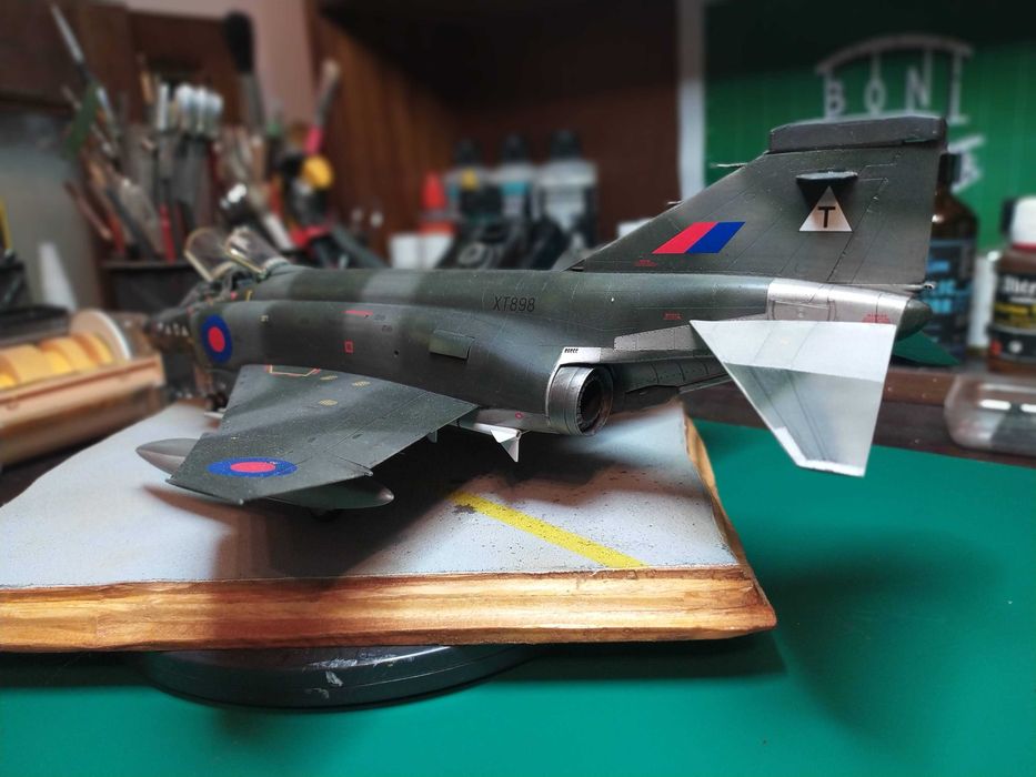 Aeronave em escala 1:48 - F-4 Phantom - RAF + base em madeira