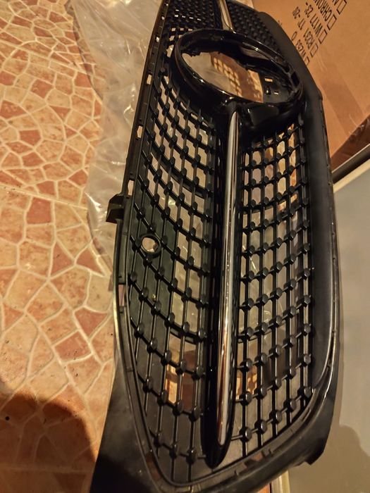 Vendo uma  grelha Mercedese uma gre