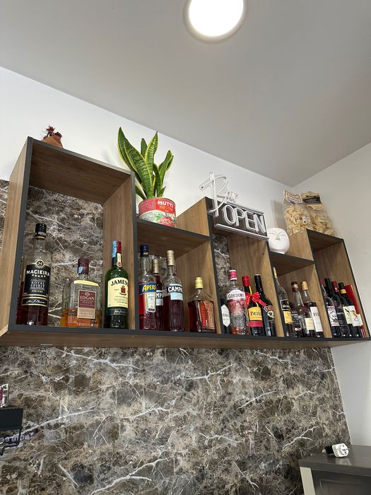 Armário de Parede em Madeira – Ideal para Restaurante, Bar ou Café
