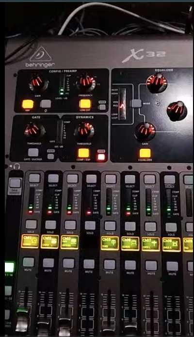 Mesa de Mistura Behringer X32 – Como Nova