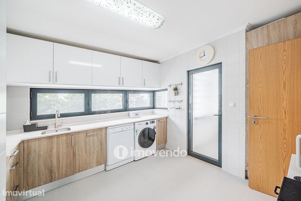 Apartamento T3, com estacionamento e terraço, em Loures