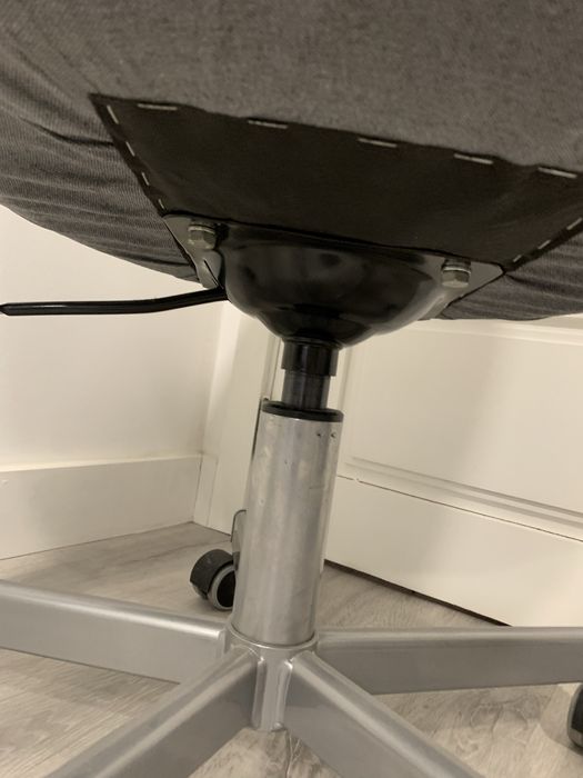 Cadeira Ikea de cor cinza