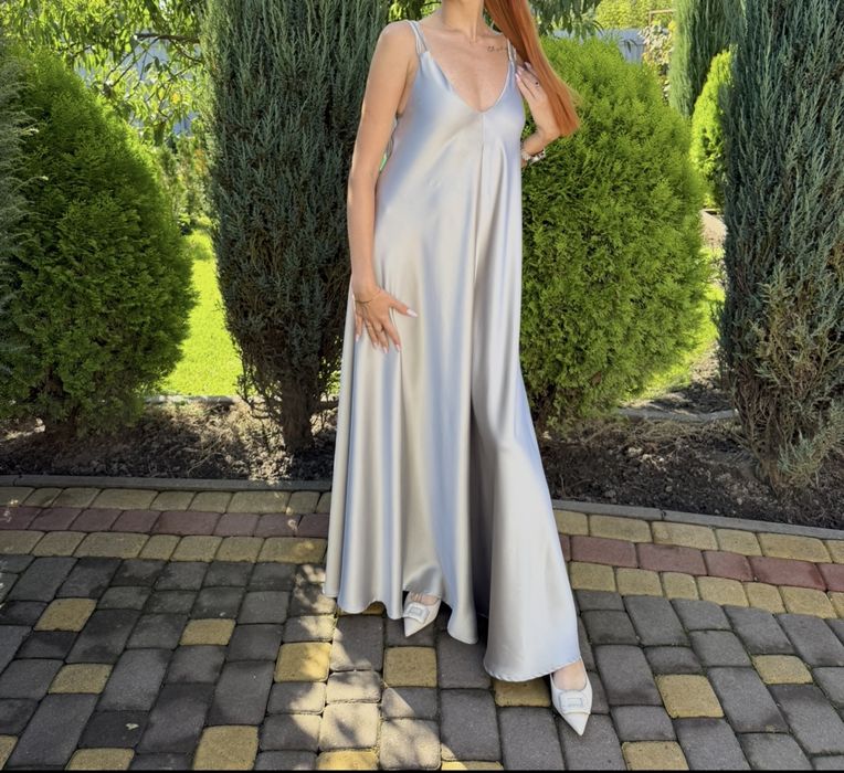 Сукня з дорогого шовкового атласу