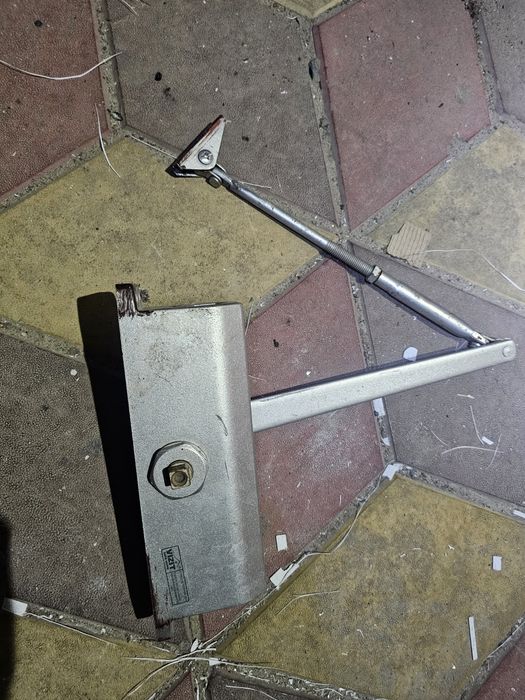 Продам доводчик мет двери