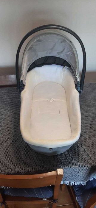 Ovo de bebé deitado