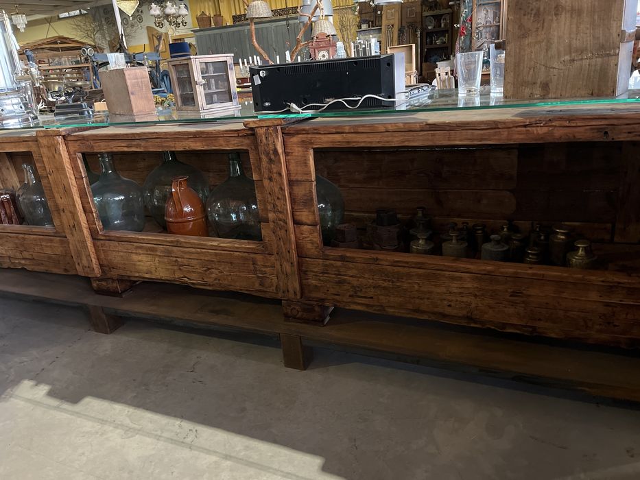Balcão industrial de madeira antiga