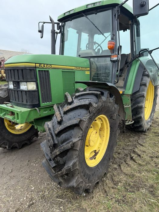 Трактор John Deere 6400
