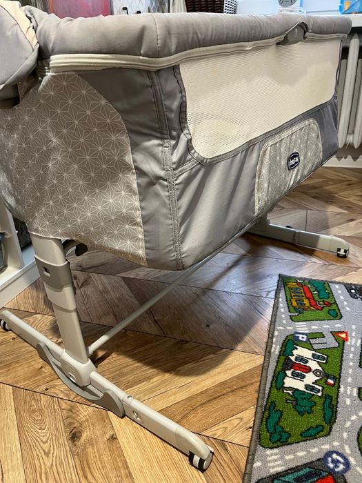 Dostawka Chicco next to me