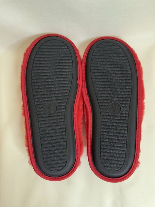 Червоні хутряні капці Victoria's Secret Signature