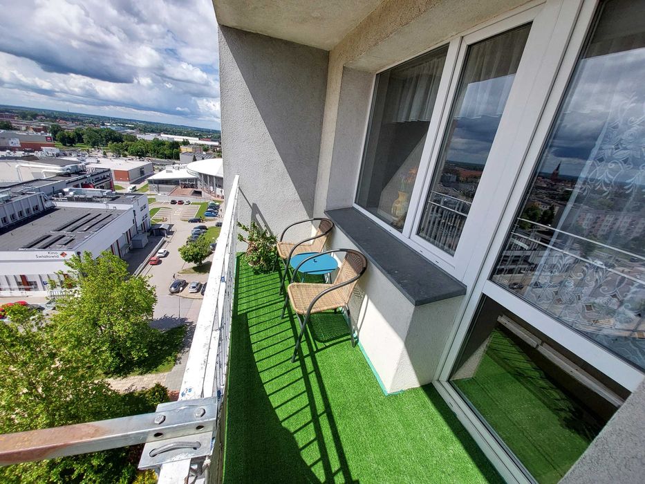 2 pokojowe mieszkanie 47 m2 w świetnej lokalizacji w centrum Elbląga. Duży salon, balkon, oddzielna kuchnia, winda, miejsce parkingowe przy budynku