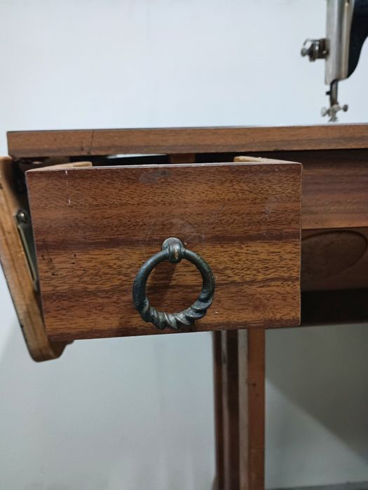 Antiga Máquina de costura marca SINGER a funcionar perfeitamente, 
Exe