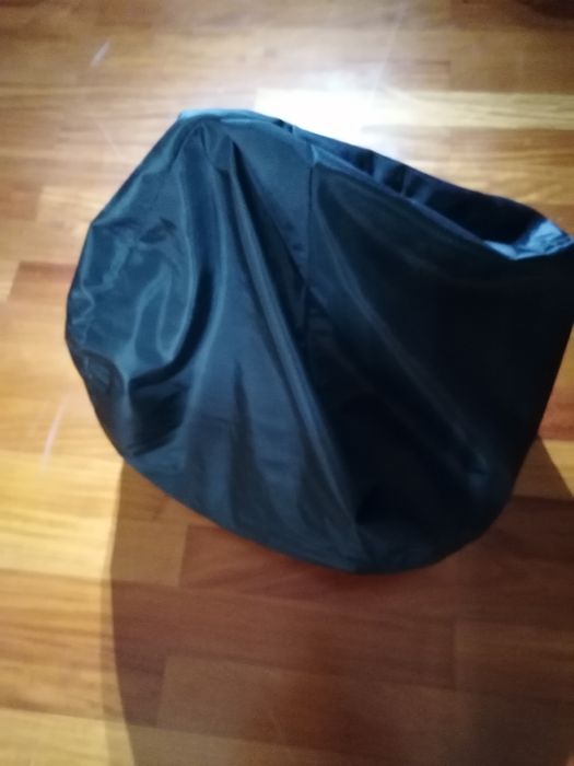 Pouf preto  estilo moderno para  decorar a sua casa